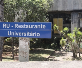 Acesso e placa do Restaurante Universitário - RU. Foto: Beto Monteiro. 04/04/2022